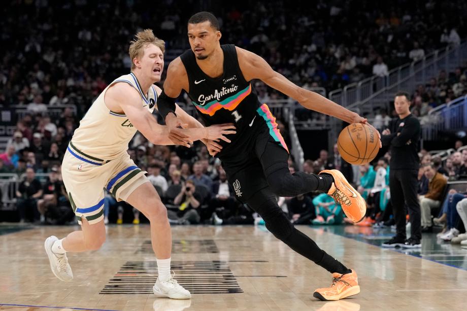 [图]文班亚马23+15 马刺七人上双客场32分大胜雄鹿