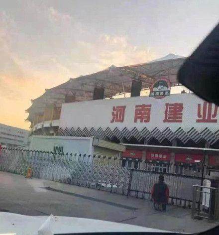开云体育入口-建业球迷下跪抗议更名 胡葆森：养多年不能随你姓